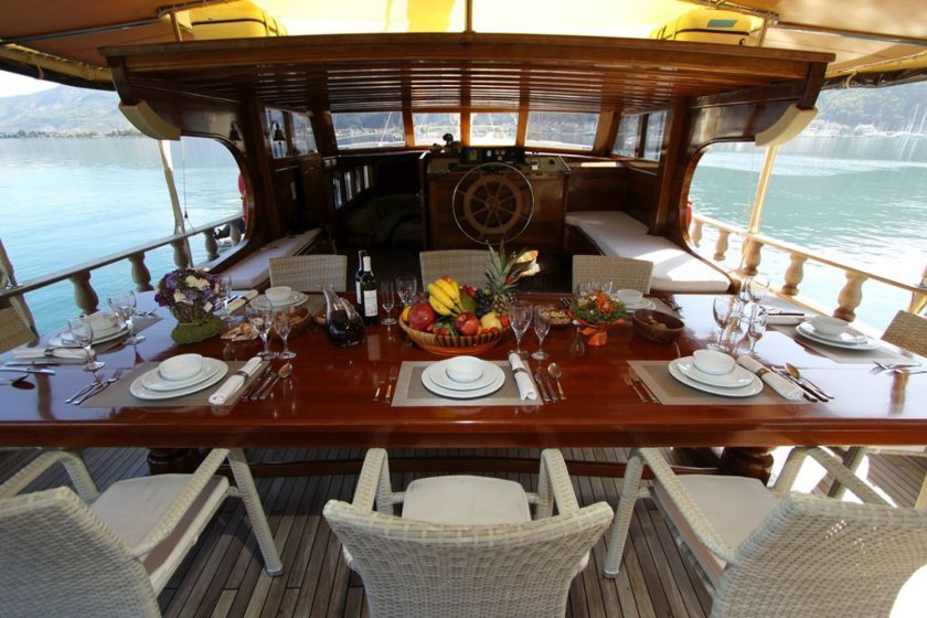 Yacht Prenses Lila's dinner table