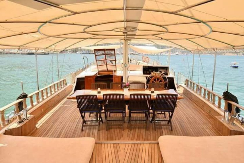 gulet-beycan-efe-dinner-table-sail-turkey