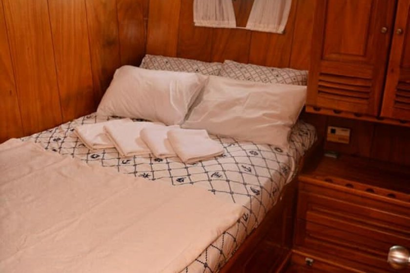 sailing-tour-boat-cabin